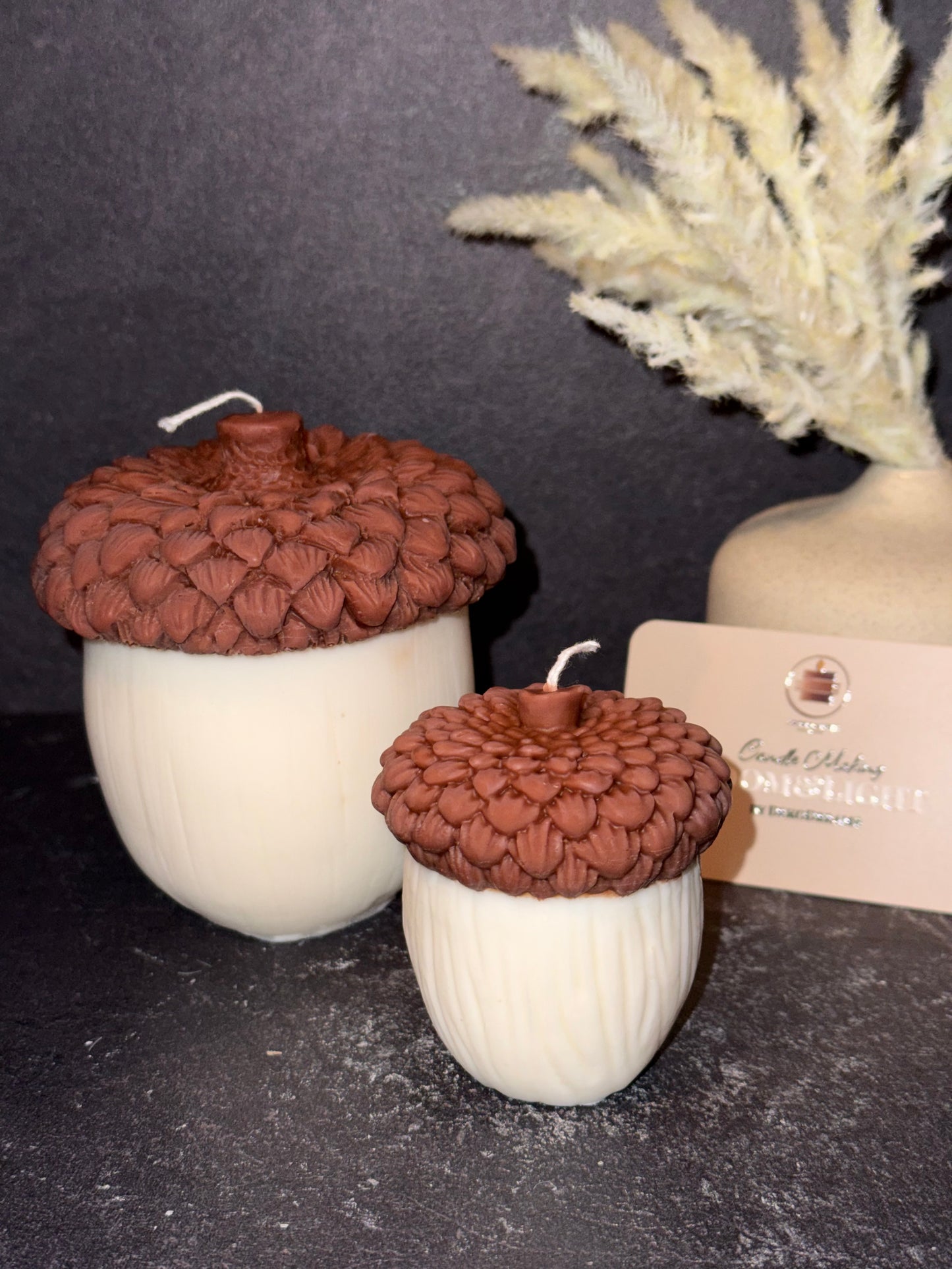 Eichel-Kerze aus Rapswachs – Handgegossen im natürlichen Zweiton-Design