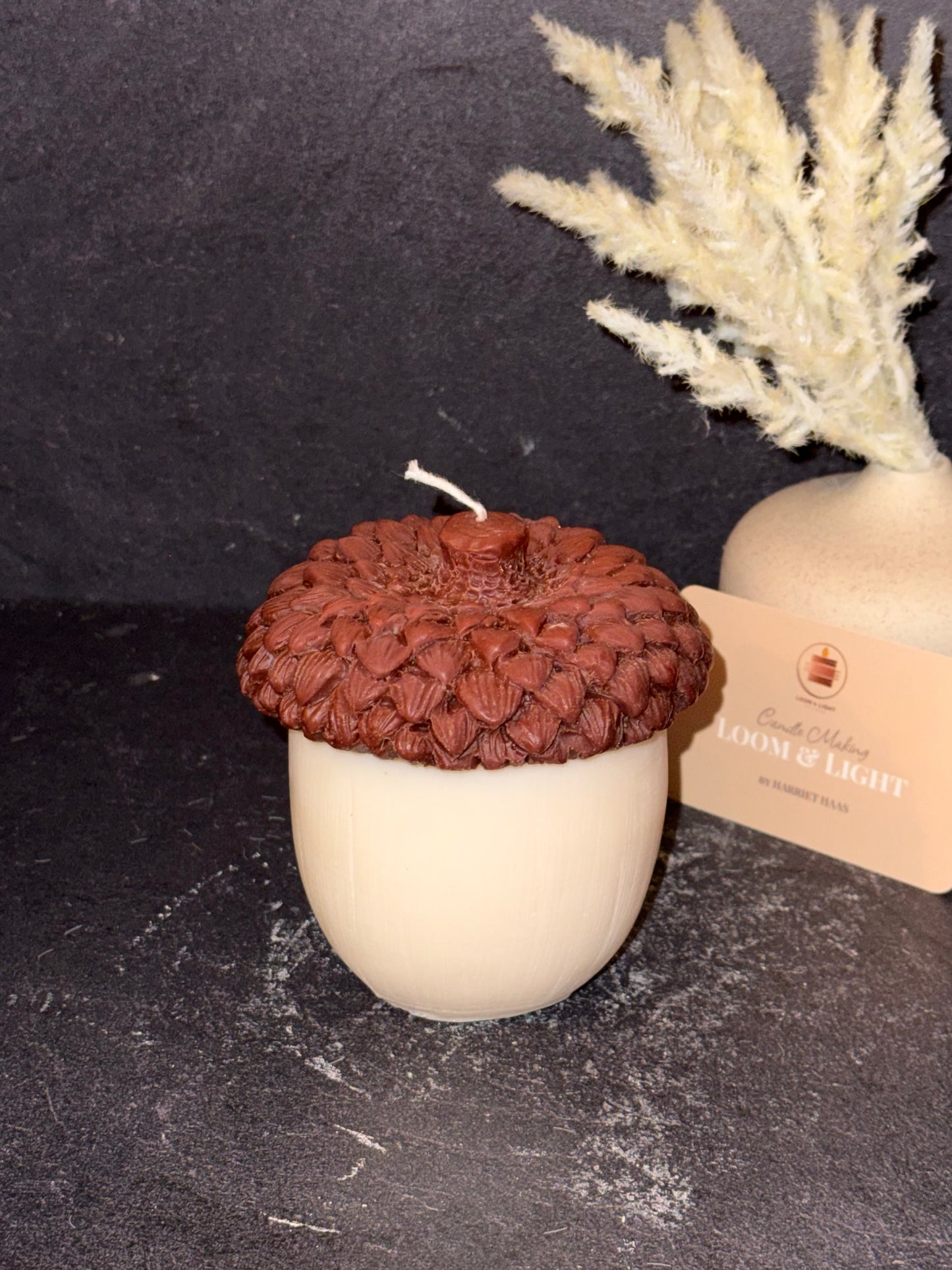 Eichel-Kerze aus Rapswachs – Handgegossen im natürlichen Zweiton-Design